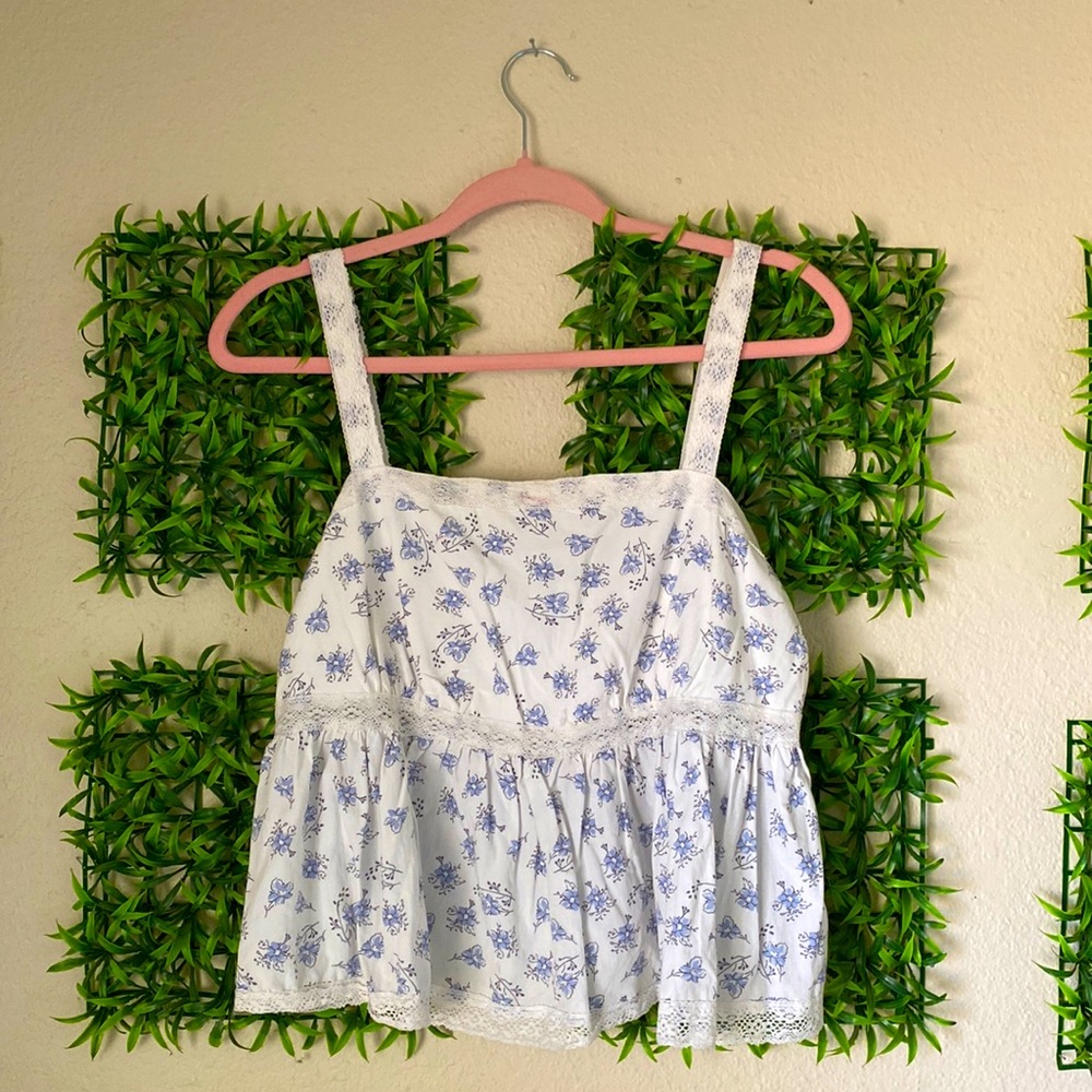 Cute flowy baby blue top 🌼